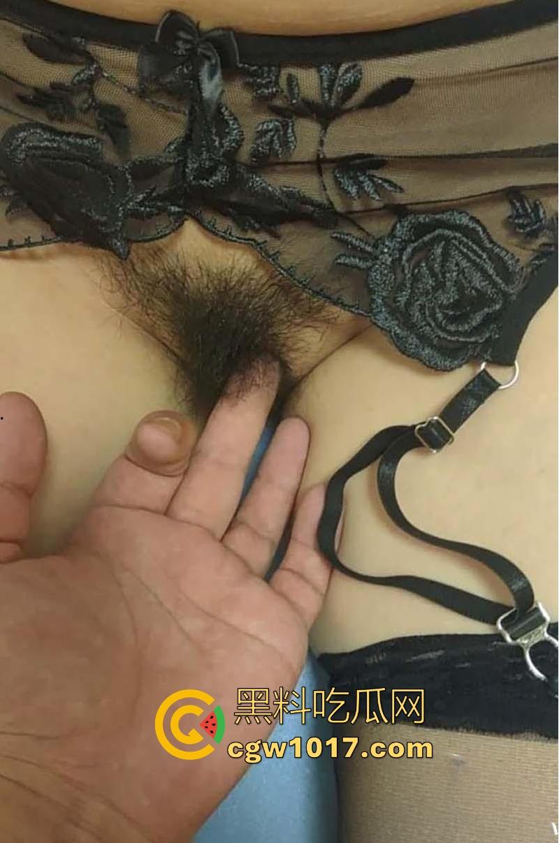 没有单手开法拉利的命，哪只能单手揉大奶猛操，炮机先开场润逼，后大屌后入猛插，把嫂子插到痉挛淫叫！  第2张