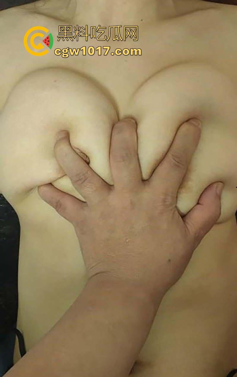 没有单手开法拉利的命，哪只能单手揉大奶猛操，炮机先开场润逼，后大屌后入猛插，把嫂子插到痉挛淫叫！  第5张