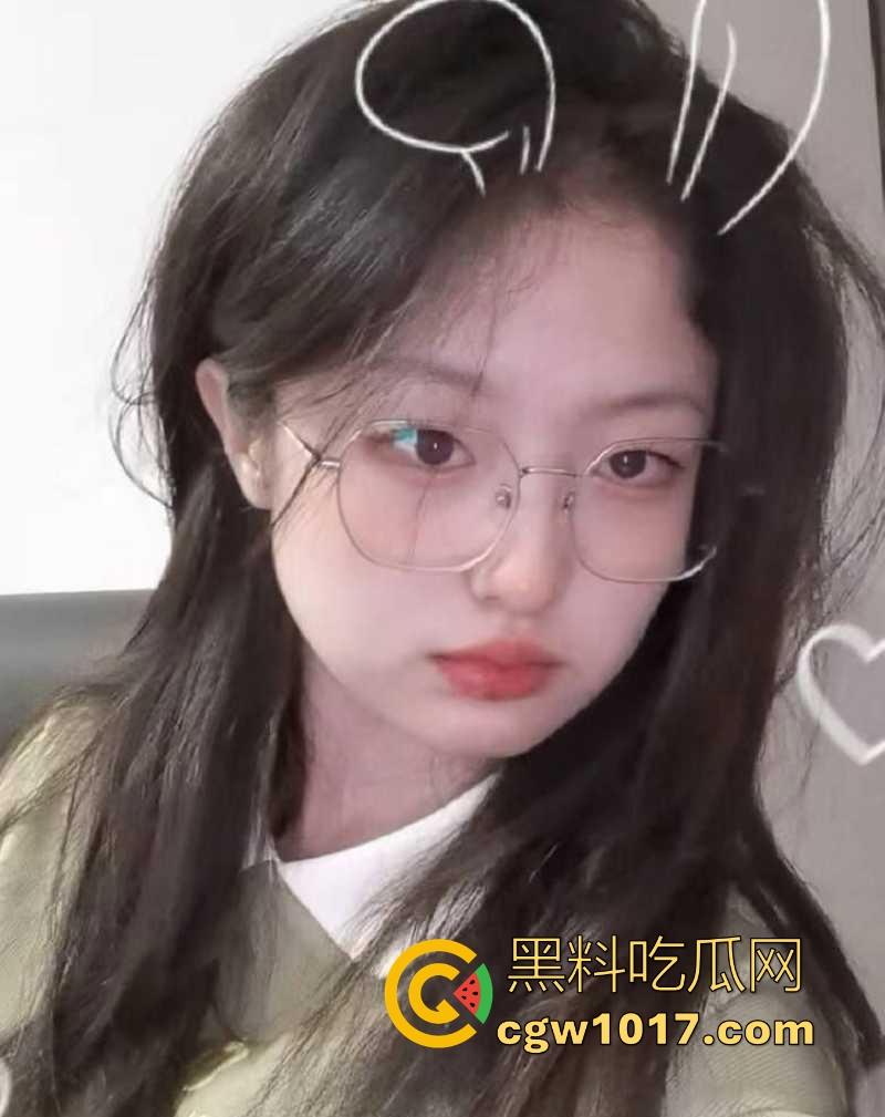 武汉师范学院反差母狗【李慧】每日自慰淫照献主人，哀求主人临幸露脸撅臀挨操，十个眼镜久个骚，还有一个特别骚！  第4张