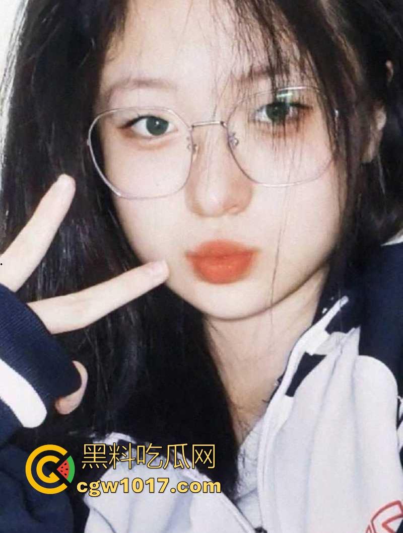 武汉师范学院反差母狗【李慧】每日自慰淫照献主人，哀求主人临幸露脸撅臀挨操，十个眼镜久个骚，还有一个特别骚！  第5张