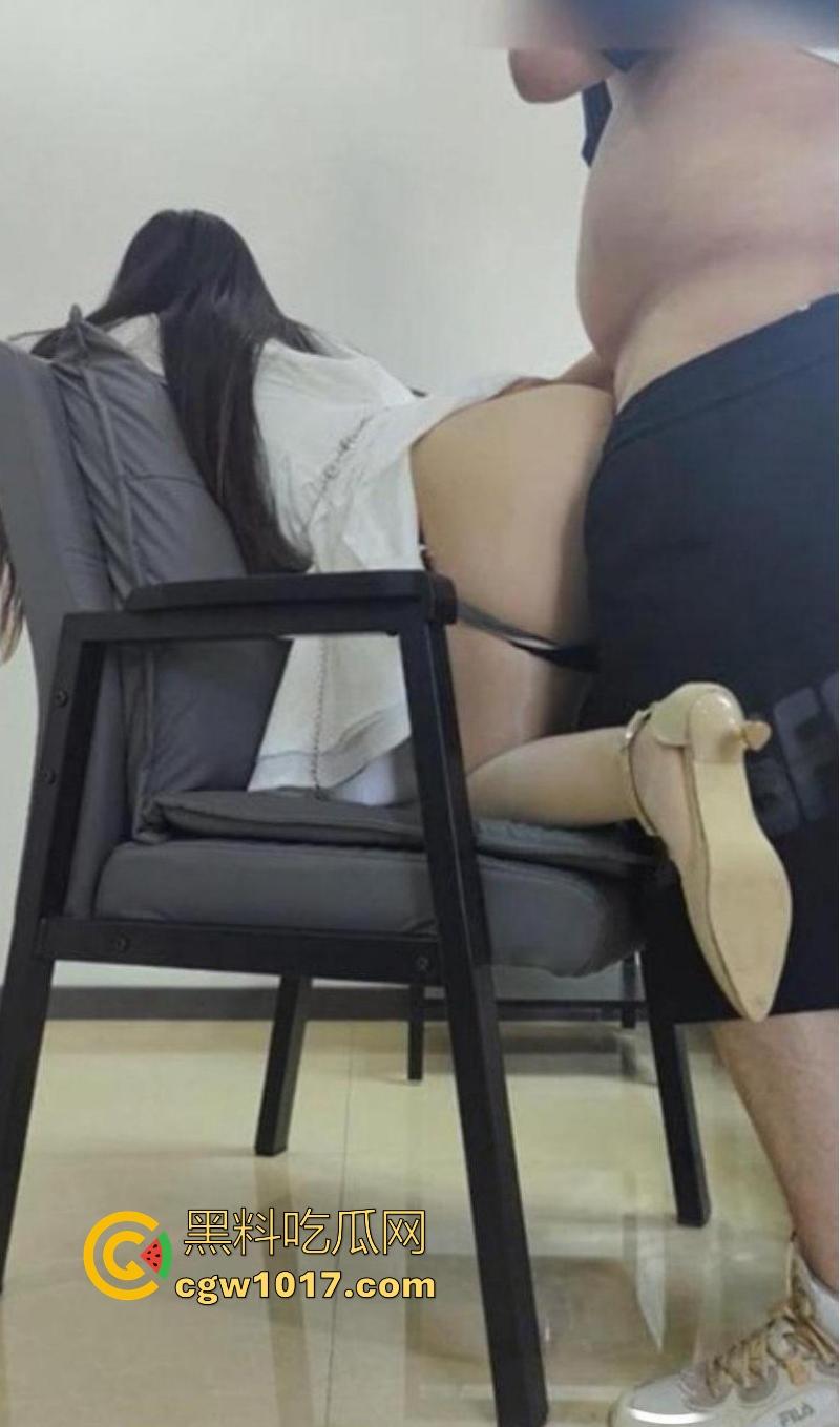 海角乱伦！家里的亲戚一起聚餐，与嫂子棋牌室激情交欢，亲友在隔壁打麻将，小叔子奋力操逼播种！  第9张