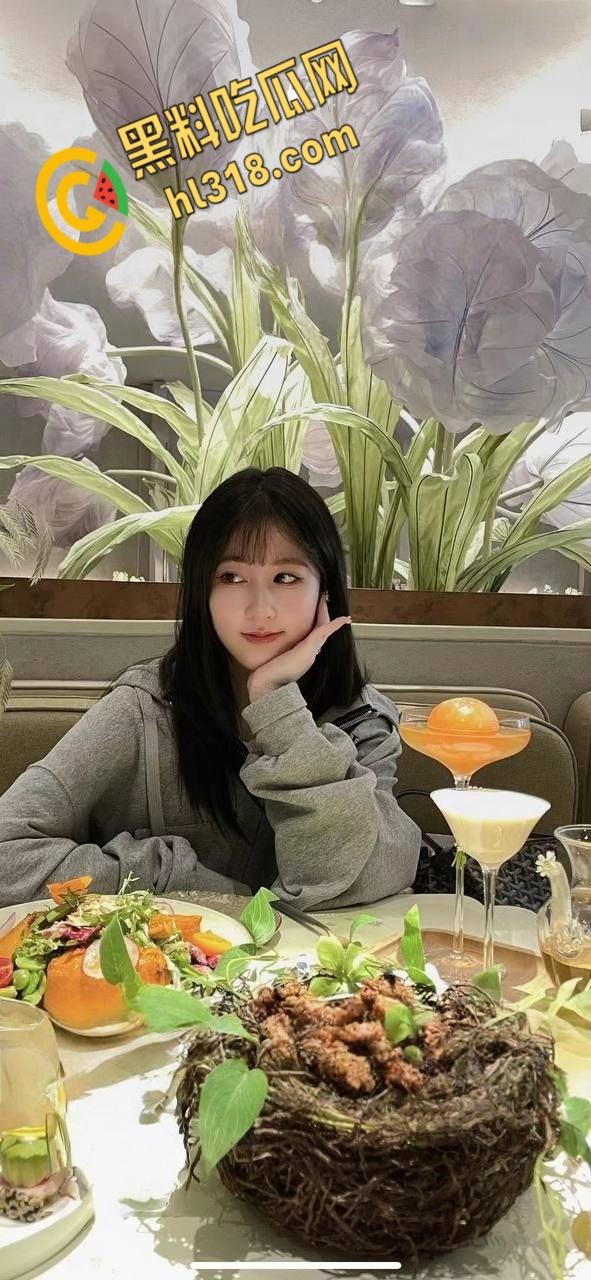 天津音乐学院表演系【徐天甜】，新疆妹子被包养露脸口爆，性感内裤被塞到嘴里，体操服美臀后入狂插 !  第1张