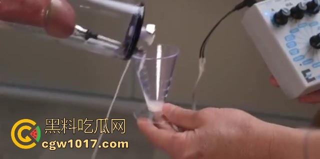 猎奇重口！国外调教已经发展到这地步了吗？真空针管插鸡巴尿道，直接一个按钮下去男奴直接射满大大一杯！  第7张