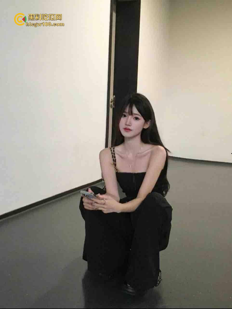 太原朋友的女朋友【仲静】终于到手，嫩穴淡骚味舔到上头，舔菊花时她还说痒痒挺舒服，射脸成常规操作！  第1张