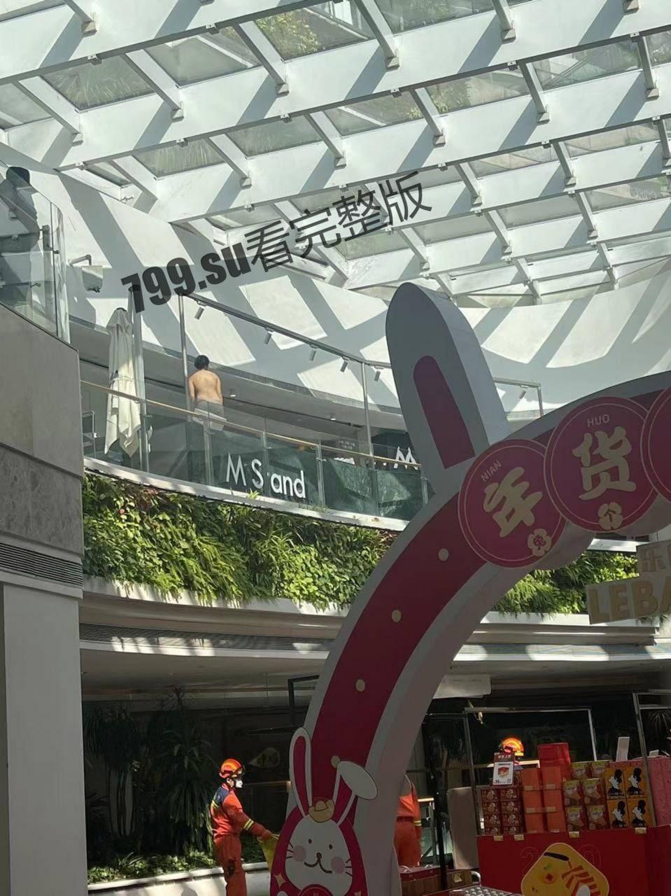 广州天河春广场 一女子想不开 裸体跳楼 为爱放飞自我  第2张