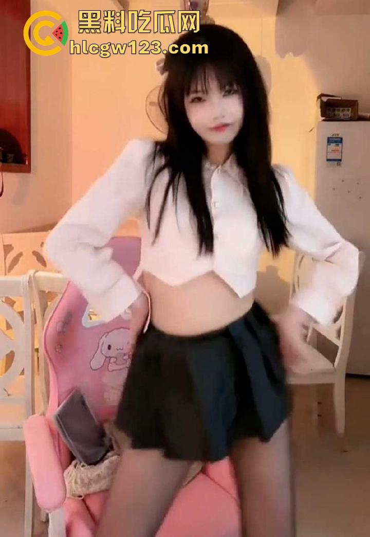 抖音10万粉丝小网红【草莓宝宝】露点福利流出 JK齐逼短裙热舞 腾讯视频裸聊大放送！  第5张