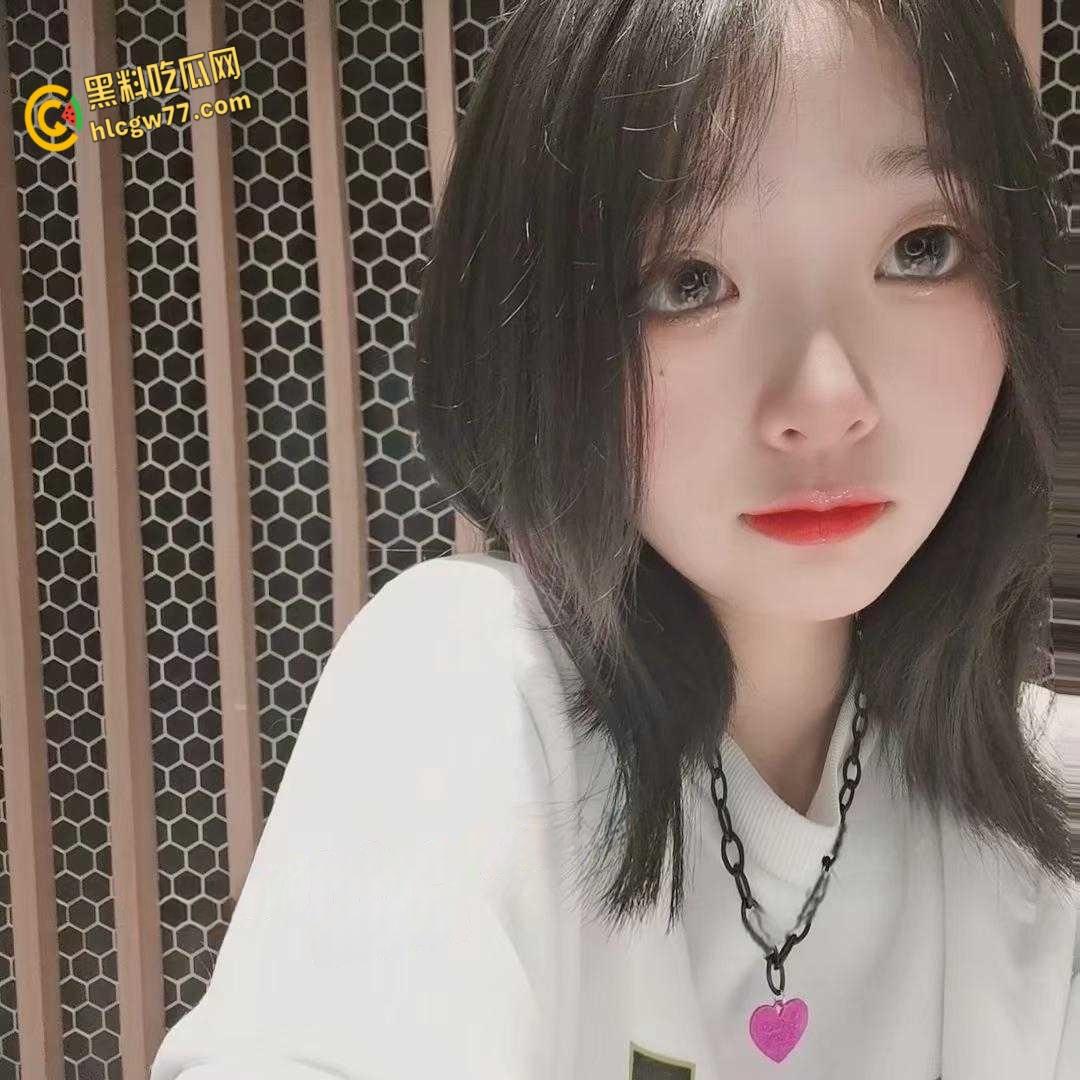 双飞学生妹爱足交不爱性交， 两清纯学生妹被大叔双飞足交玩弄， 浪费女性资源这种行为是可耻的 ！  第1张