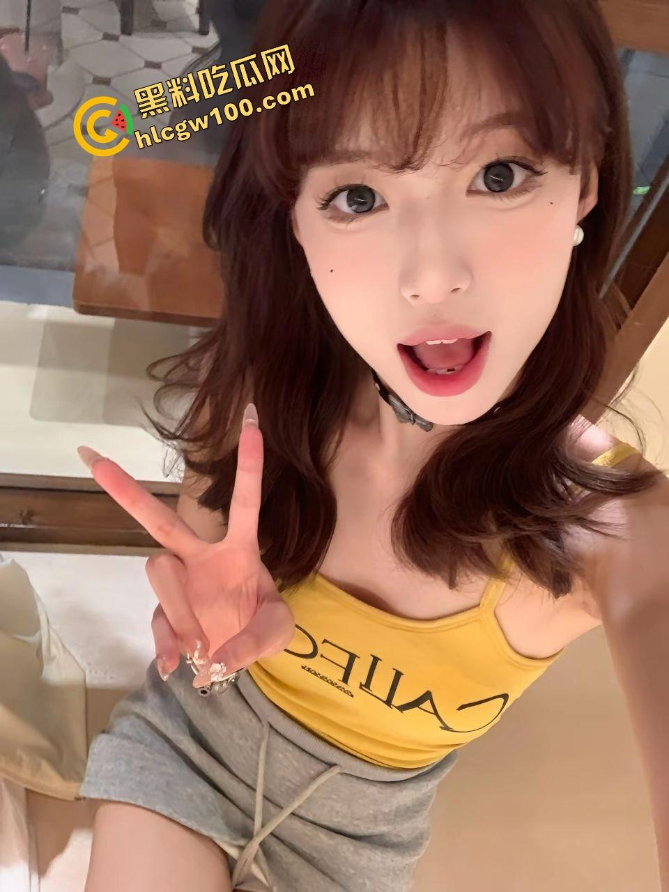 湖南幼儿师范反差女大【陈芷欣】饥渴摸奶私拍捏馒头，约操精神哥后怼内射白浆直流！独家曝光流出！  第4张