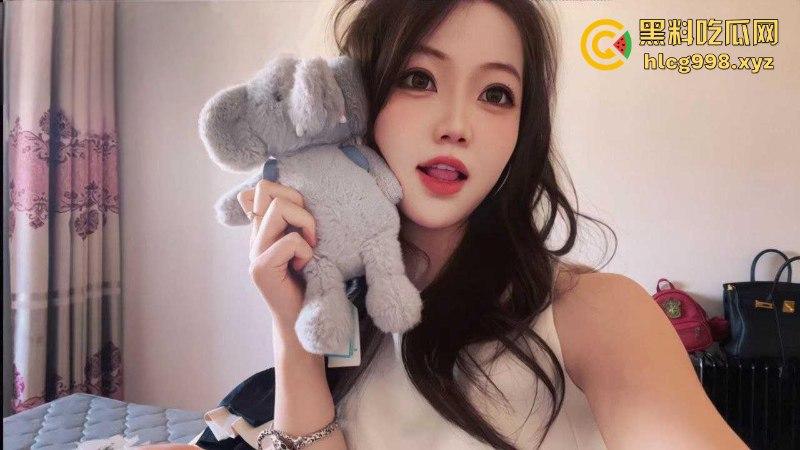 内蒙古25岁美少女【郭梦婷】反差婊居家裸拍视频遭曝光 蝴蝶逼看了就想日  第2张