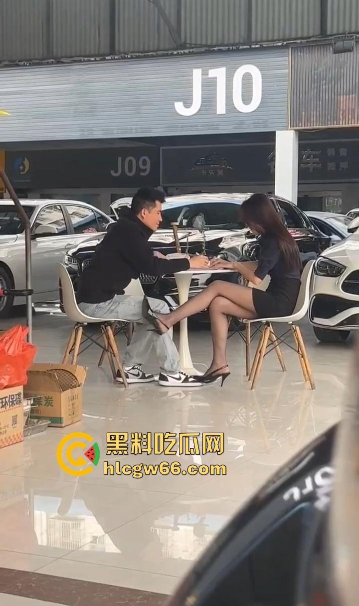 销冠车娘勾魂卖车新套路曝光，送车震体验让你试质量，黑丝高跟小脚暗号一出，顾客鸡巴硬得成交秒签！  第8张