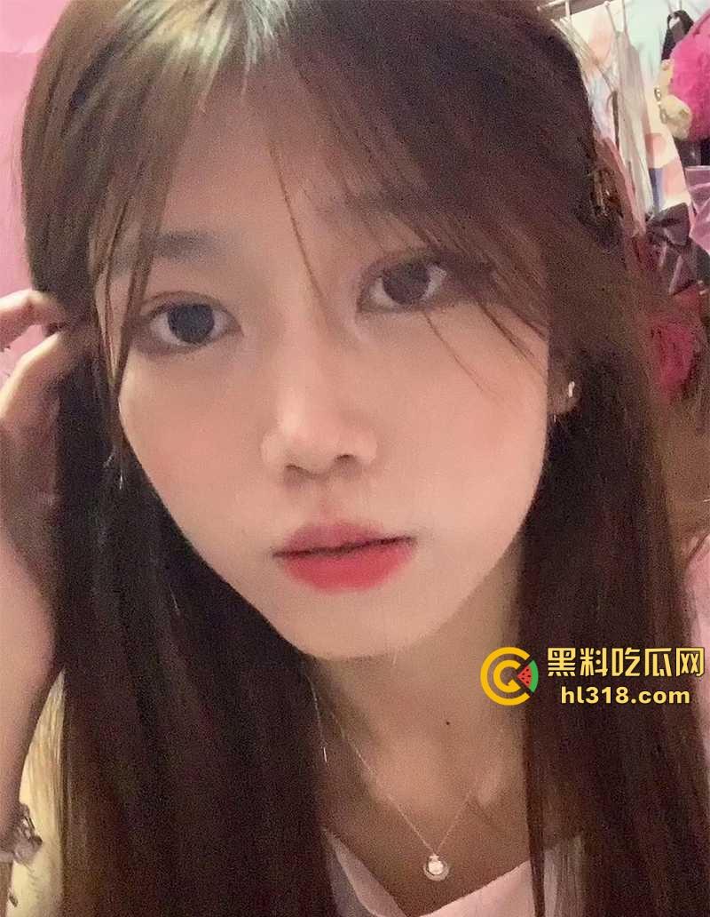 极品萝莉【洛丽塔欢欢】收费福利曝光，清纯大眼妹变身小淫娃，全裸露脸撅翘臀秀骚穴骚到爆！  第1张