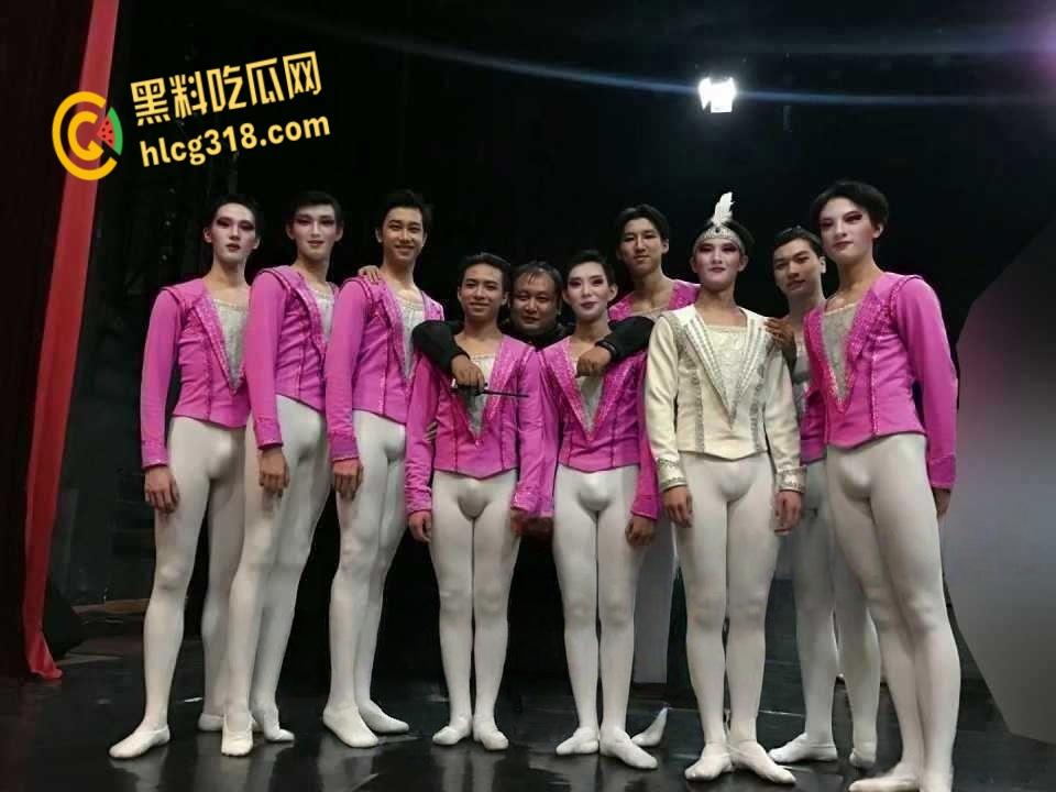 舞蹈职业学校包养成风，学芭蕾骚鸡巴撑破丝袜，艺术男的学芭蕾是给男同开肚操洞？！  第3张