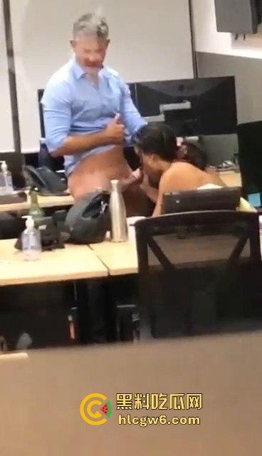 自由美利坚警察牛得飞起 纽约警局偷情打炮不遮掩 办公室直接脱衣大战  这是警局还是OF拍摄棚？ 第3张