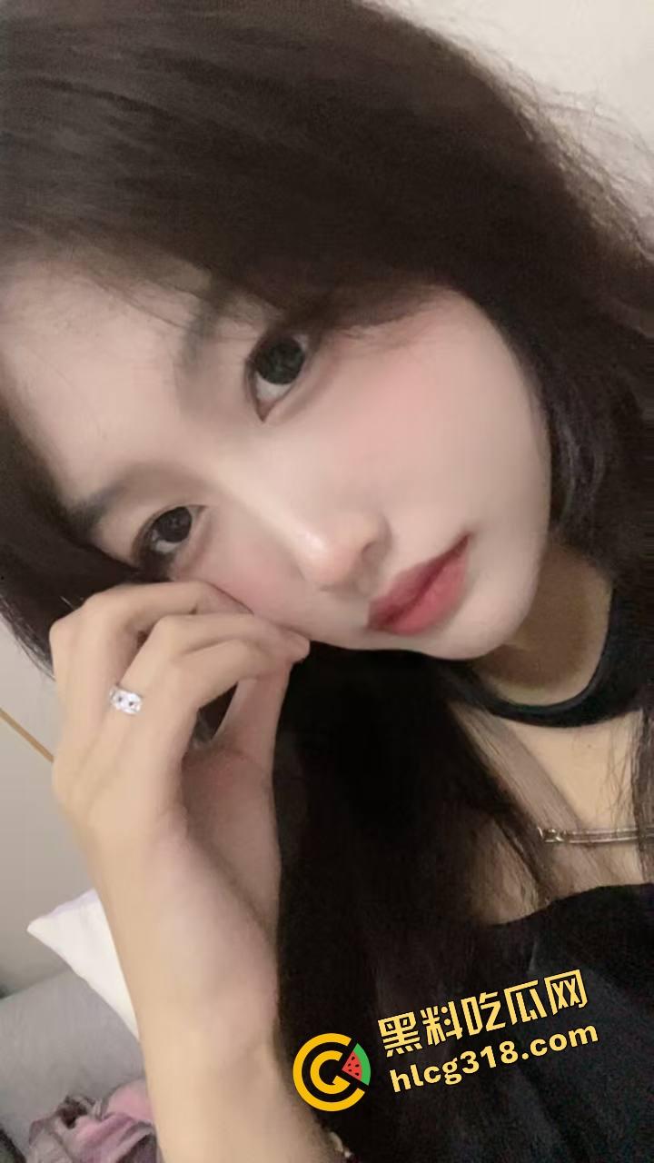 女友被操完回来复盘细节,当着闺蜜面喊爽,回来还细细讲给男友听,绿帽男听完差点哭着射了 第1张 女友被操完回来复盘细节,当着闺蜜面喊爽,回来还细细讲给男友听,绿帽男听完差点哭着射了 第1张