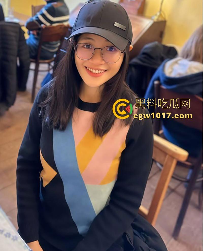 武汉大学淫荡眼镜女大，下贱的发情母狗！骚逼痒得受不了自己拿跳蛋和假阳具猛干，操到外翻喷水、眼翻白才肯停！  第1张