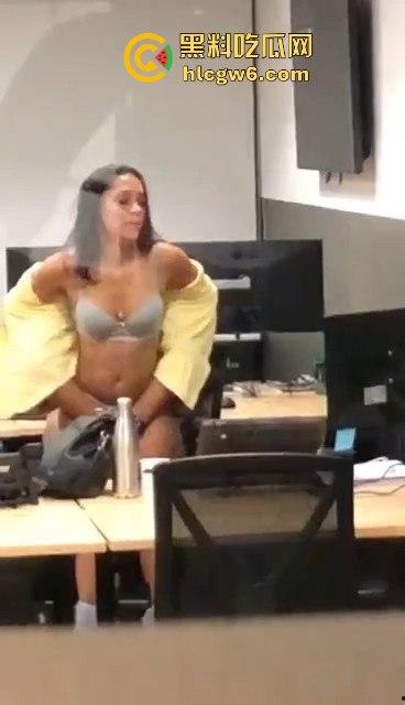 自由美利坚警察牛得飞起 纽约警局偷情打炮不遮掩 办公室直接脱衣大战  这是警局还是OF拍摄棚？ 第9张