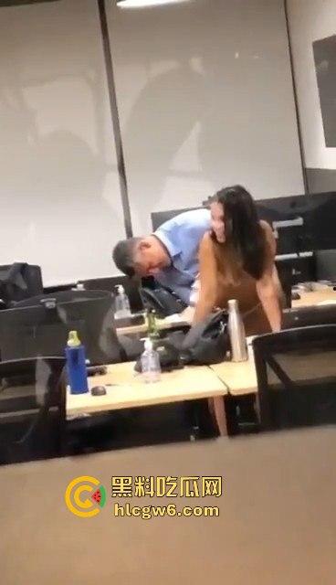 自由美利坚警察牛得飞起 纽约警局偷情打炮不遮掩 办公室直接脱衣大战  这是警局还是OF拍摄棚？ 第10张