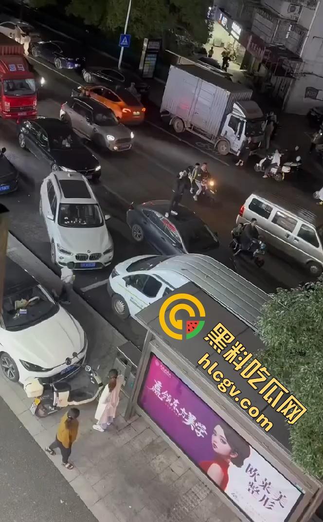 义乌惊现纯爱战士大闹街头！从福建狂奔而来，只为站车顶用喇叭当街告白分手女友！  第2张