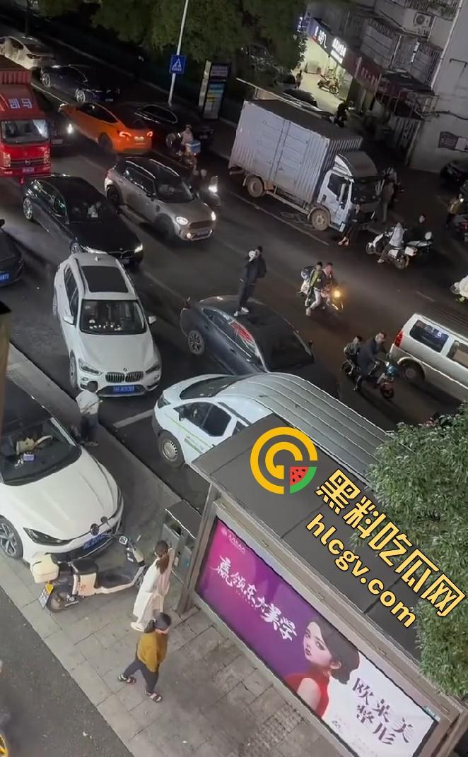 义乌惊现纯爱战士大闹街头！从福建狂奔而来，只为站车顶用喇叭当街告白分手女友！  第3张