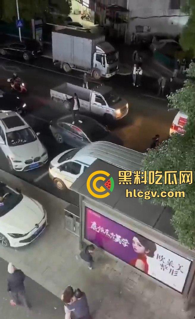 义乌惊现纯爱战士大闹街头！从福建狂奔而来，只为站车顶用喇叭当街告白分手女友！  第4张