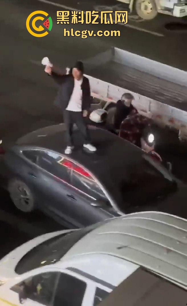 义乌惊现纯爱战士大闹街头！从福建狂奔而来，只为站车顶用喇叭当街告白分手女友！  第5张