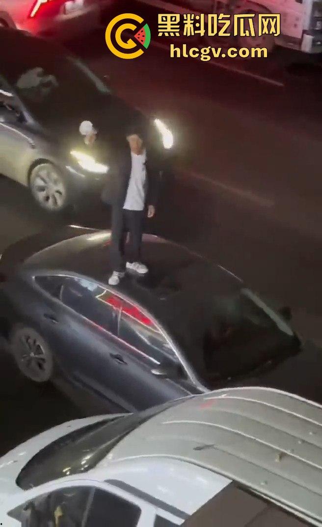 义乌惊现纯爱战士大闹街头！从福建狂奔而来，只为站车顶用喇叭当街告白分手女友！  第6张