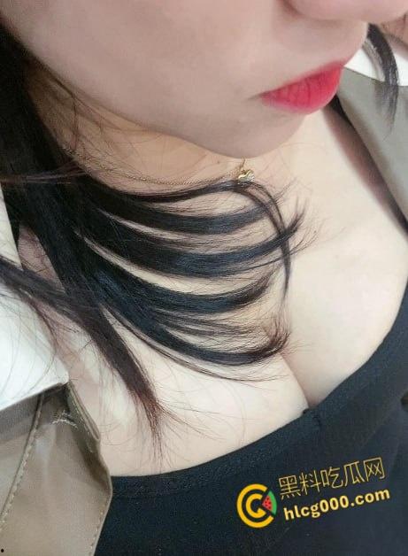 再次无套内射危险期的表姐，表姐主动勾引我出来，迫不及待的口交骑乘，太兴奋把表姐姐肉丝屁股打肿了！  第3张