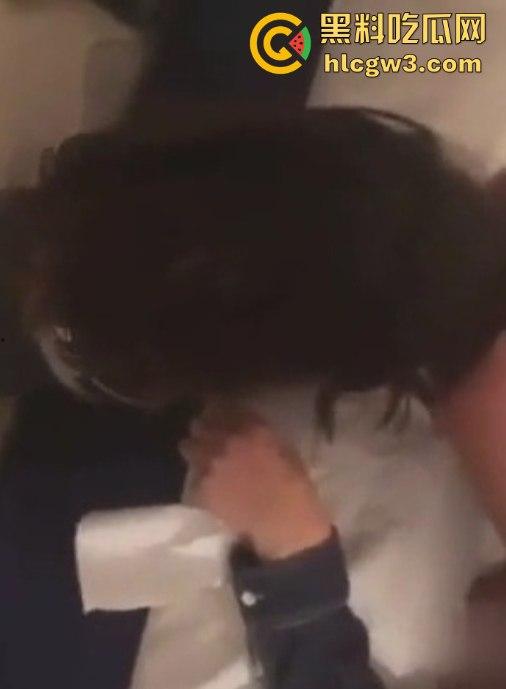 两渣男骗大学学妹灌醉玩浴缸迷奸，醉酒趴在床上对着垃圾桶吐，抱进浴缸无套猛操，逼水混成一片还拍视频！  第2张