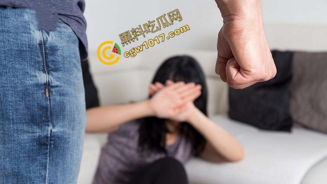 国外真实家暴！男人狂殴老婆，砸晕后仍不放手！惨不忍睹的家庭录像惊爆网络！  第1张