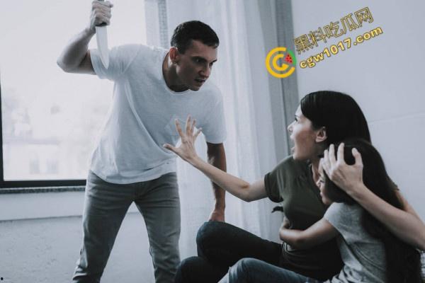 国外真实家暴！男人狂殴老婆，砸晕后仍不放手！惨不忍睹的家庭录像惊爆网络！  第2张