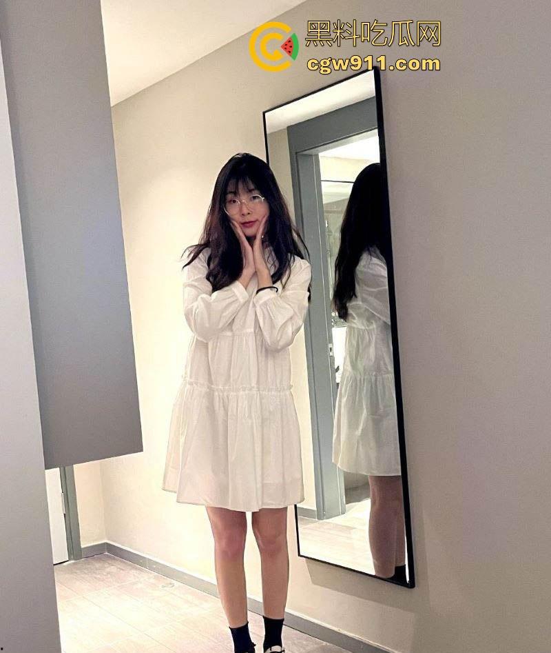 河北邯郸性感少妇人妻【李美丽】性爱视频流出，黑丝美腿性感足交，花式性爱招式多多，翘臀摇曳浪叫不止！  第1张