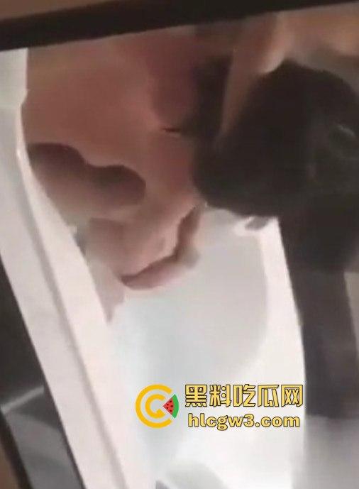 两渣男骗大学学妹灌醉玩浴缸迷奸，醉酒趴在床上对着垃圾桶吐，抱进浴缸无套猛操，逼水混成一片还拍视频！  第11张