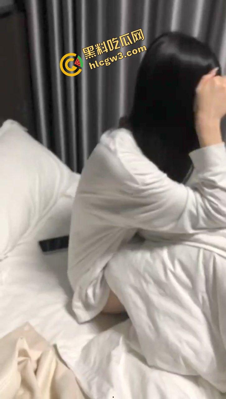 武汉华夏理工学院贱逼渣女『邓芊』出轨单男被发现 酒店爆插骚臀视频遭流出！原创曝光！  第6张