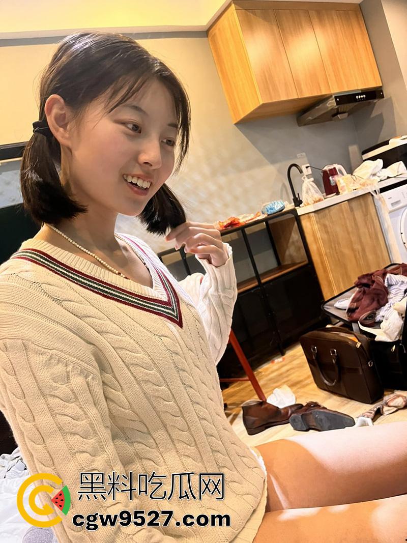 南京师大清纯学妹【卢瑞涵】,大长腿性感嫩妹,背着男友和体育生开房,趴着吃鸡大喊爸爸操我! 第4张 南京师大清纯学妹【卢瑞涵】,大长腿性感嫩妹,背着男友和体育生开房,趴着吃鸡大喊爸爸操我! 第4张