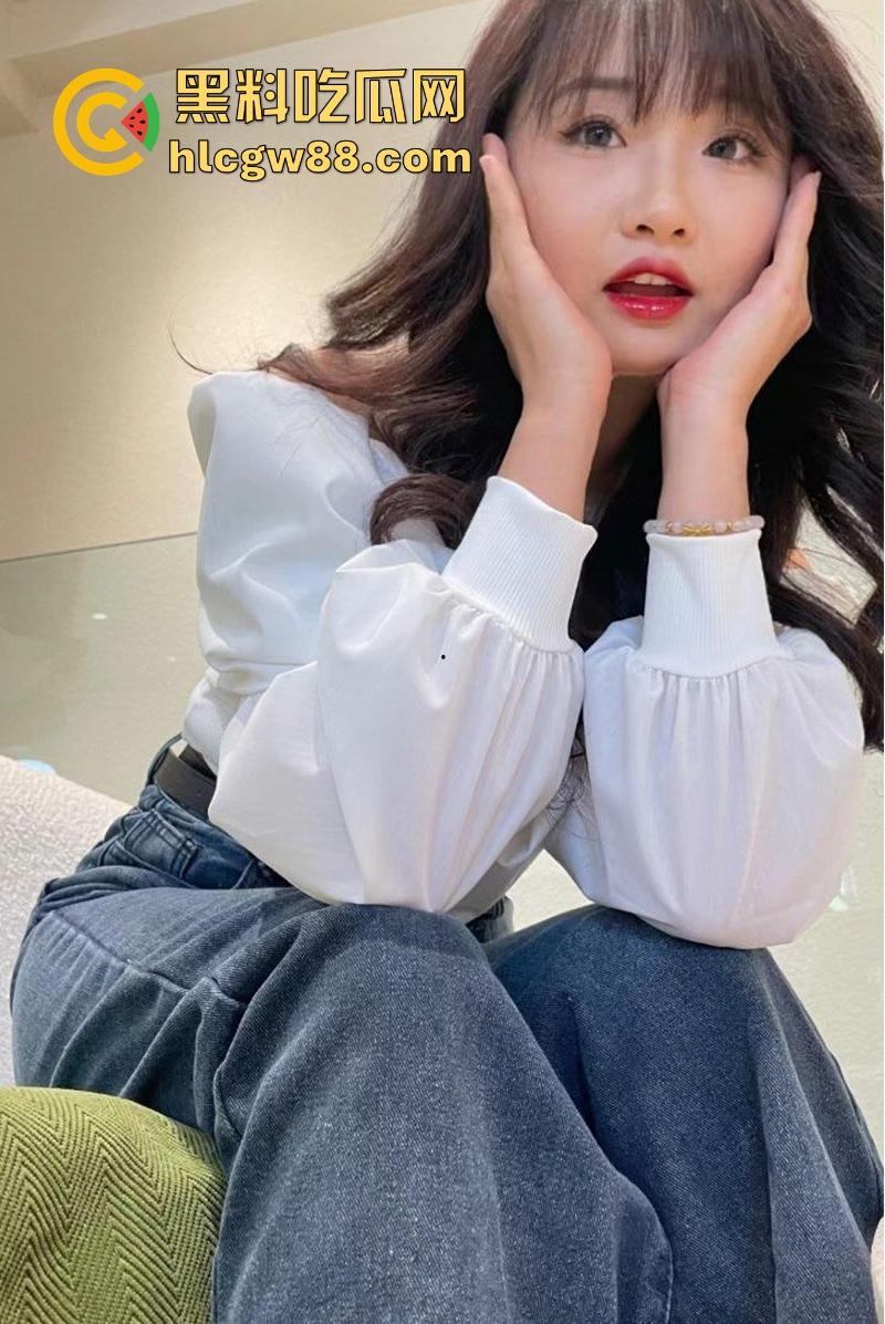 湖南师范大学【王莹】连体网袜自慰勾引学弟 风骚展示性感美乳与浓密黑森林  第1张