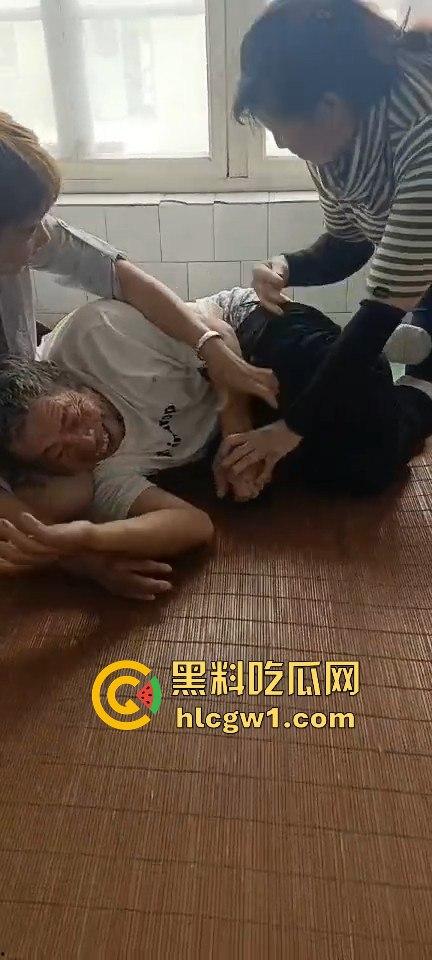 三个老阿姨围攻老大爷，死按不放活脱裤子，分工明确还录视频，大爷这回真是插翅难逃！伟哥难救啊！  第2张