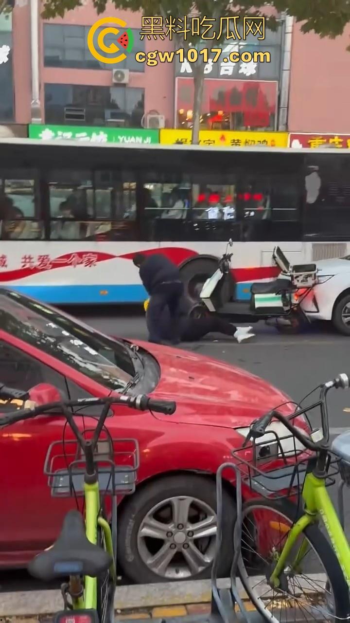 山东日照外卖小哥被撞，直接躺下玩手机报警处理，姿势像在家的床上一样，不料遭司机大哥报复  第1张