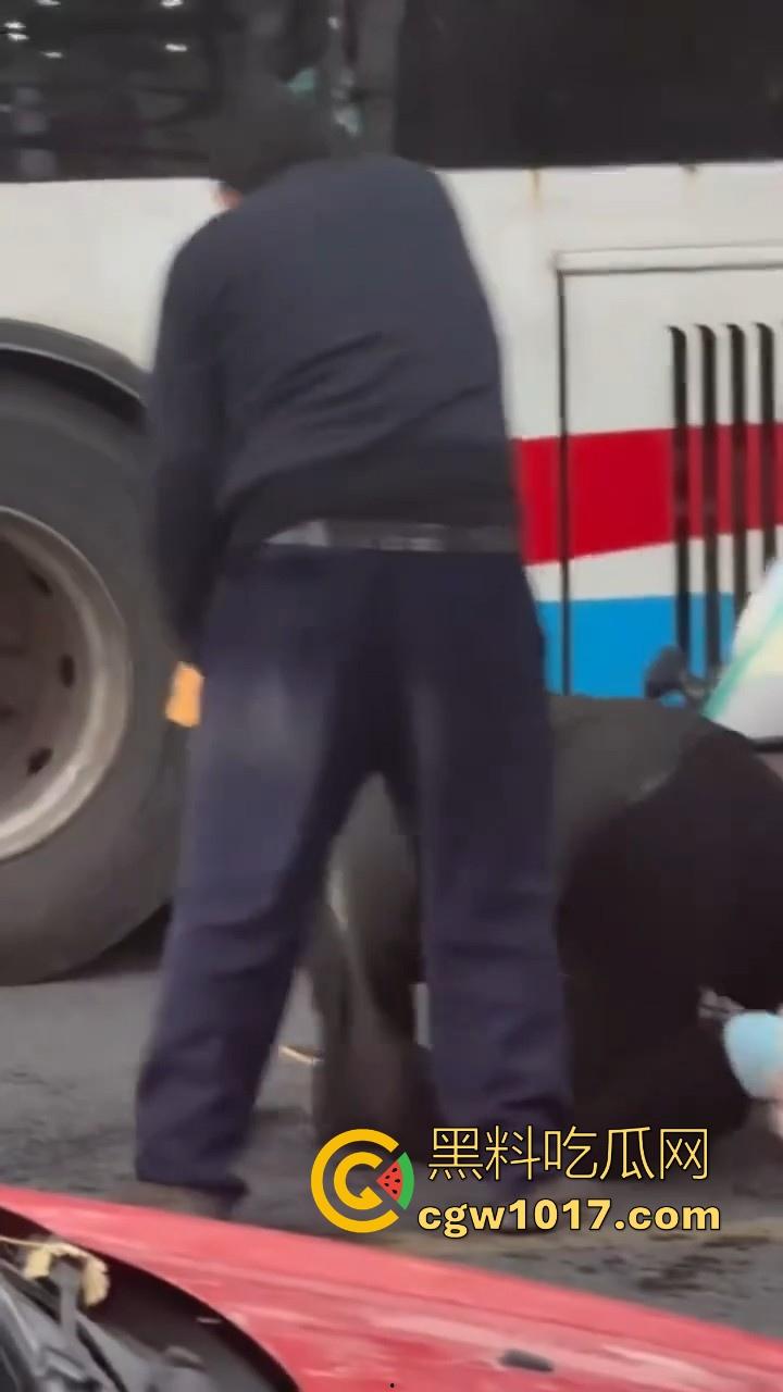 山东日照外卖小哥被撞，直接躺下玩手机报警处理，姿势像在家的床上一样，不料遭司机大哥报复  第2张