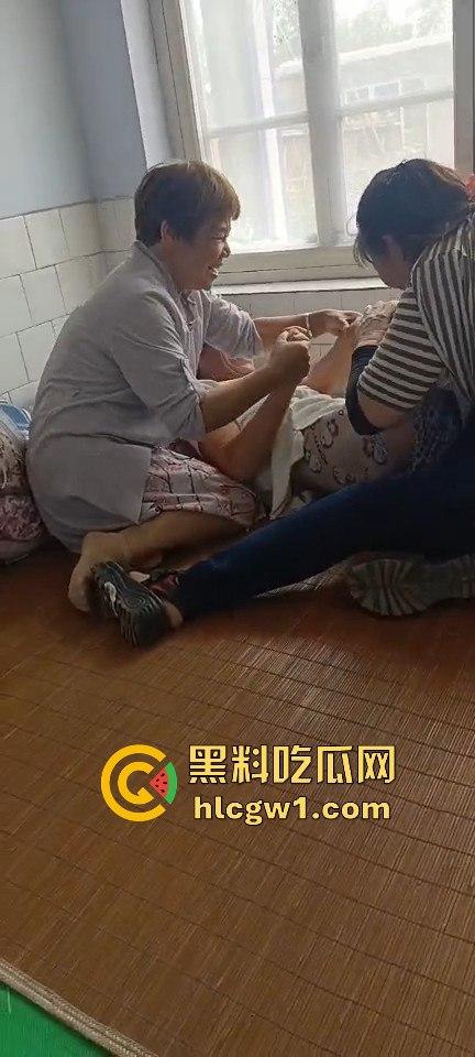 三个老阿姨围攻老大爷，死按不放活脱裤子，分工明确还录视频，大爷这回真是插翅难逃！伟哥难救啊！  第8张