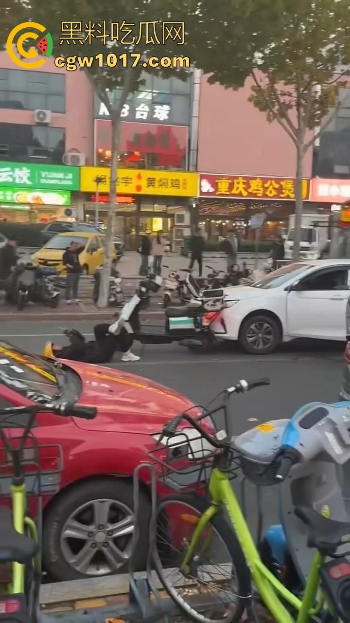 山东日照外卖小哥被撞，直接躺下玩手机报警处理，姿势像在家的床上一样，不料遭司机大哥报复  第5张