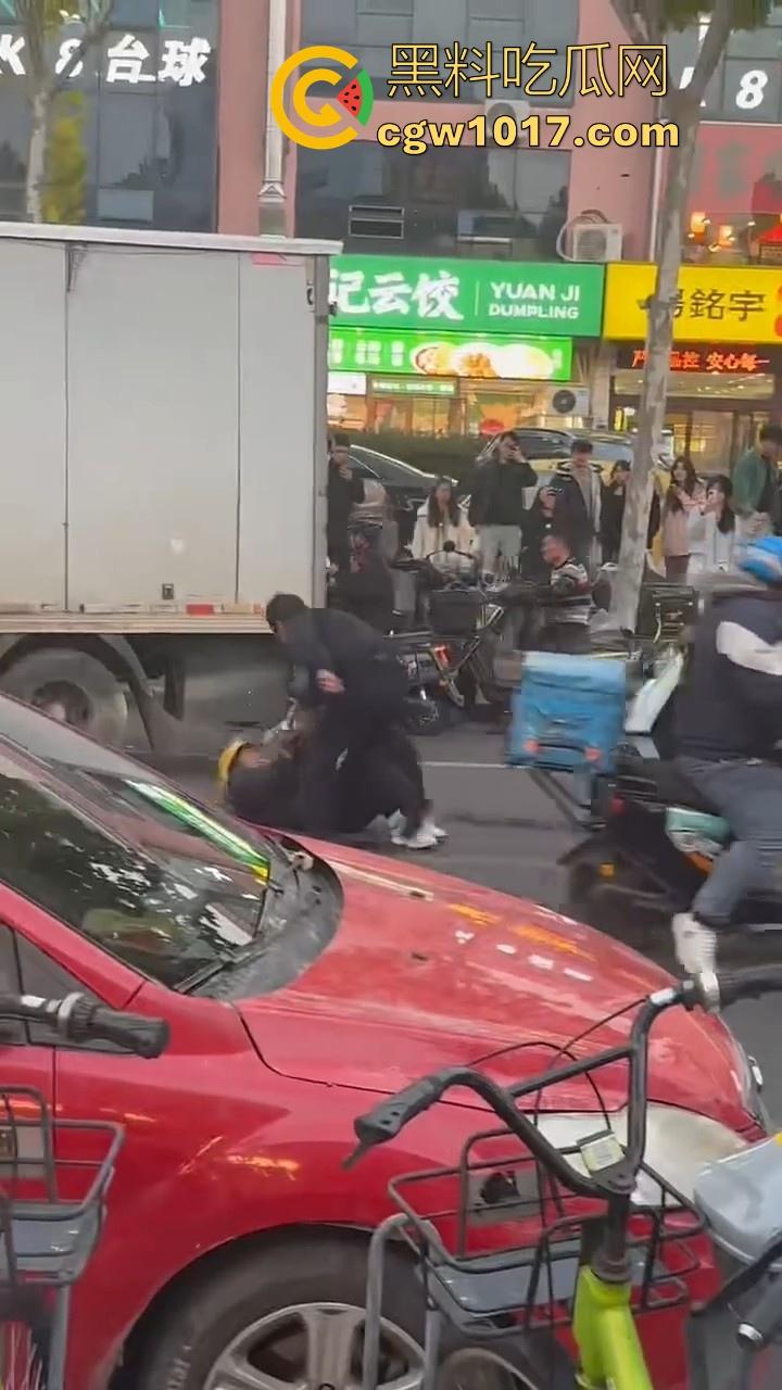 山东日照外卖小哥被撞，直接躺下玩手机报警处理，姿势像在家的床上一样，不料遭司机大哥报复  第6张