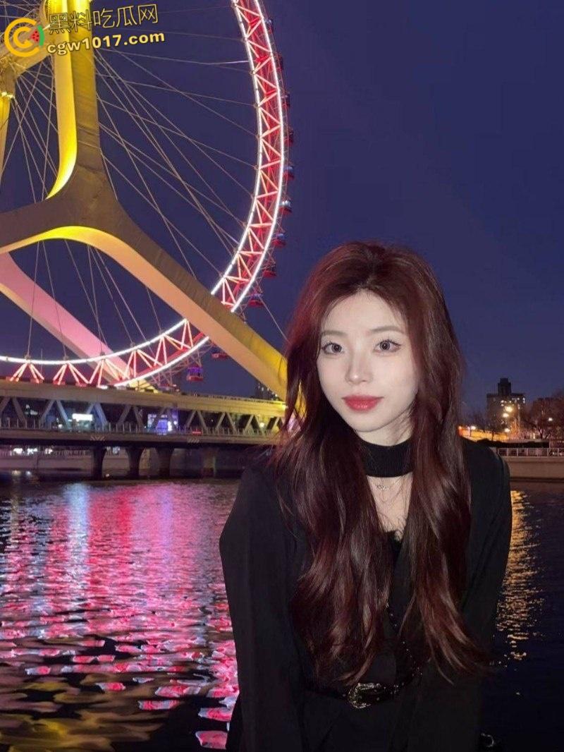 杭州高颜值美女【邓莹莹】，和男友租房日常做爱曝光，口交足交轮番榨精，狗链牵引女上骑乘，后入爆操淫叫连连！  第2张