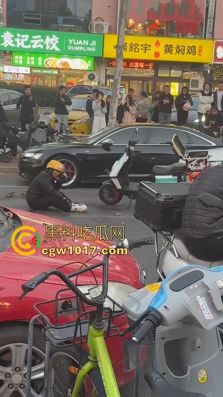 山东日照外卖小哥被撞，直接躺下玩手机报警处理，姿势像在家的床上一样，不料遭司机大哥报复  第9张