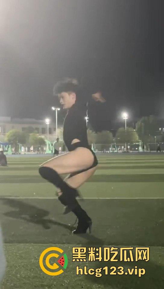 贵州铜仁男大骚0穿高跟引爆操场！大跳骚舞找主人，抖音粉丝蹭蹭涨，学校警告挡不住骚气外露！  第10张