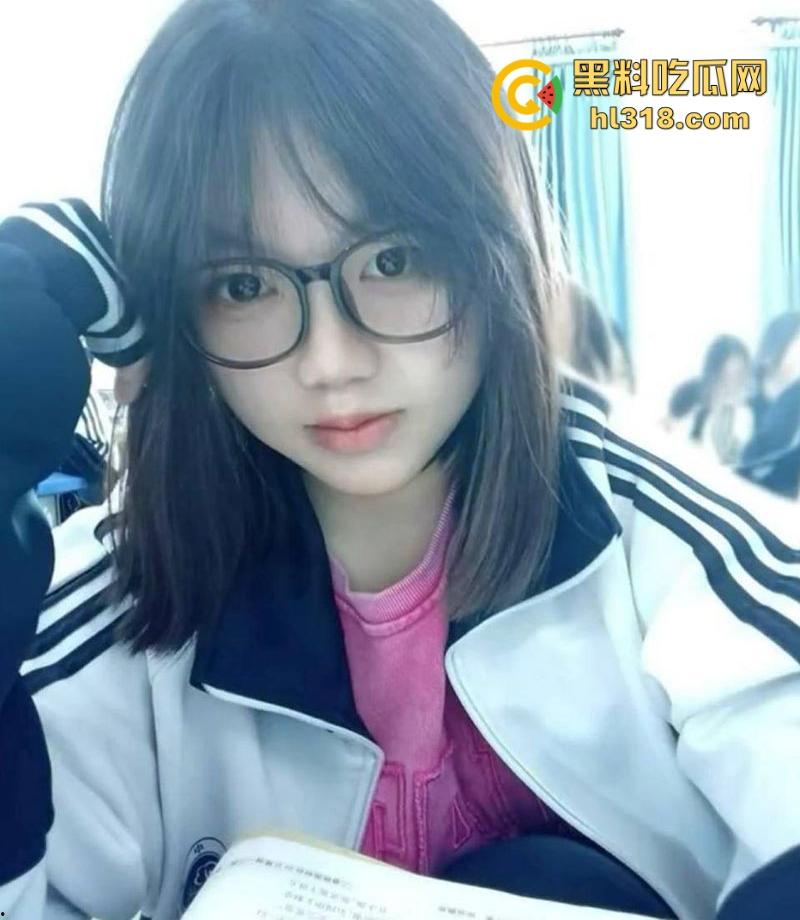 沈阳高级中学高三短发妹网调自慰视频曝光，极品巨乳揉搓自慰，骚穴被两指掰开，淫水狂喷淫靡至极！  第2张