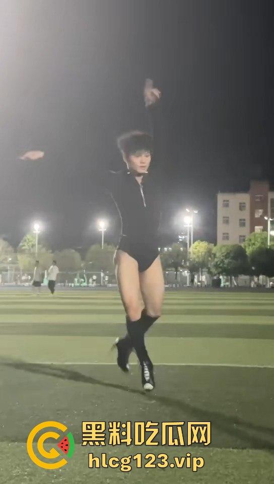 贵州铜仁男大骚0穿高跟引爆操场！大跳骚舞找主人，抖音粉丝蹭蹭涨，学校警告挡不住骚气外露！  第11张