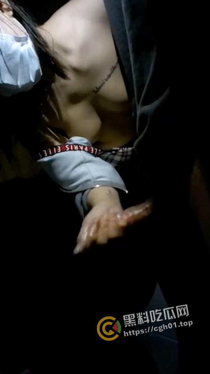 女子厕所给上了年纪的领导口交 脱了衣服给摸胸 还安慰领导小小的也很可爱  第4张