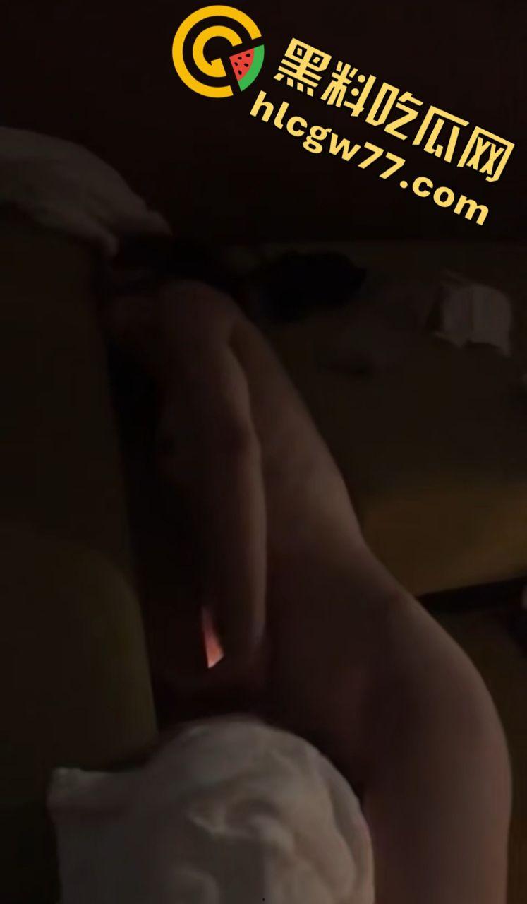 东京真实老师约炮视频！痴女教师被屌丝男调教到抽搐，用B开啤酒瓶盖，不愧是岛国老师！  第3张