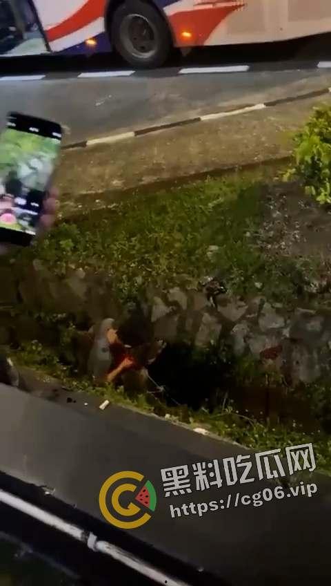 马来西亚第一狠人！割喉完把自己肚子刨开拿肠子出来看 现场血腥画面流出 慎入  第1张