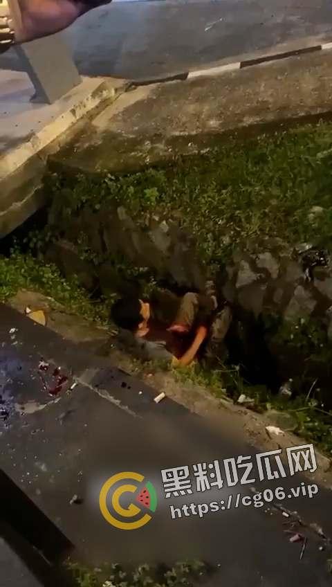 马来西亚第一狠人！割喉完把自己肚子刨开拿肠子出来看 现场血腥画面流出 慎入  第2张